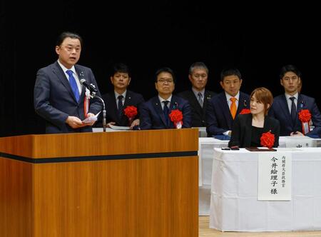 　「竹島の日」記念式典であいさつする島根県の丸山達也知事（左端）。右手前は今井絵理子内閣府政務官