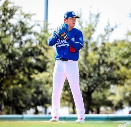 ドジャースキャンプに人気アイドル　山本由伸笑顔で手振る　開幕戦「頑張ります！」宣言も引き出す