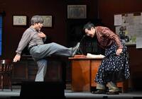 　生誕７０年記念コントライブで熱演する小倉久寛。右は三宅裕司（撮影・開出牧）