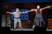 　コントライブで探偵事務所の所長役の三宅裕司（右）と熱演する探偵事務所の面接者役の小倉久寛（撮影・開出牧）