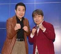 　三宅裕司（左）と共にファイティングポーズを決める小倉久寛（撮影・開出牧）