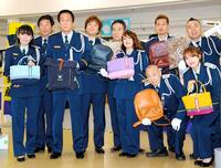 　全国矯正展の視察を行った桂才賀さん（前列左）＝１９年５月