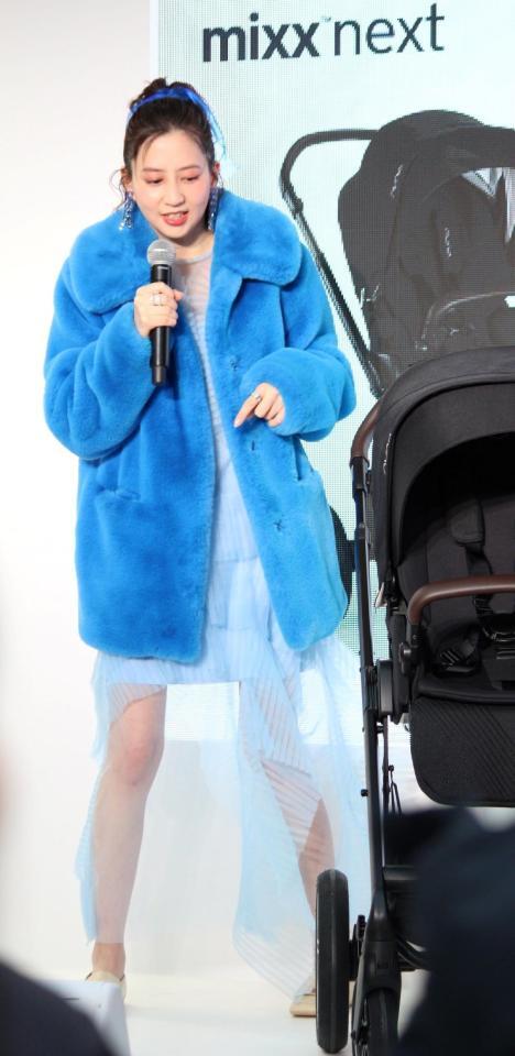 　商品を試す河北麻友子