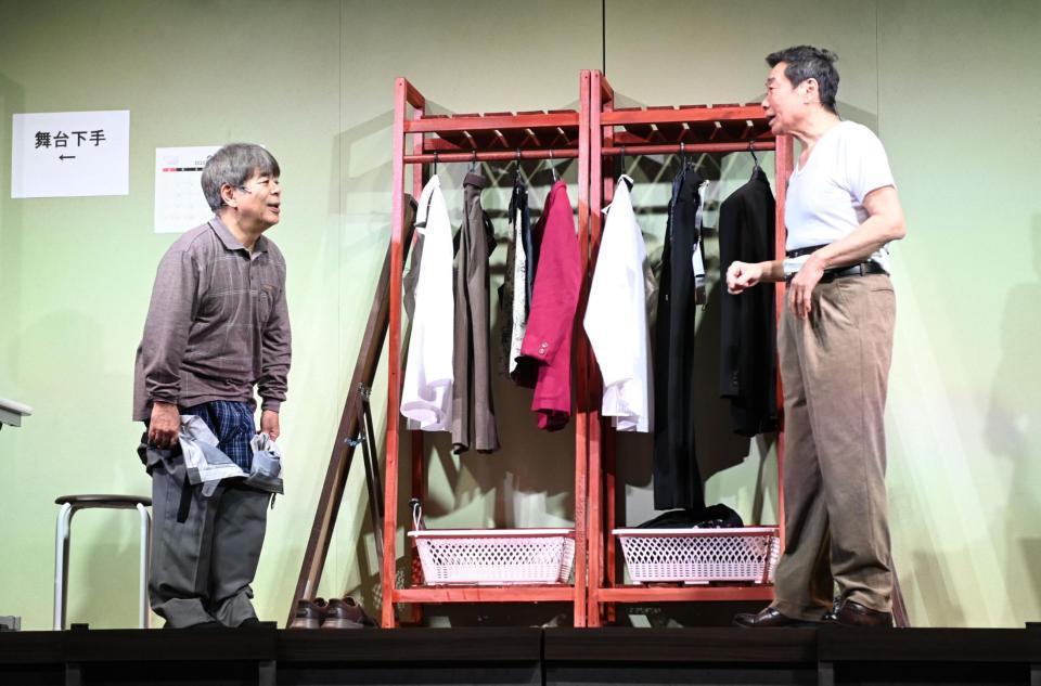 　楽屋セットでコントの反省をしながら着替えをする小倉久寛（左）と三宅裕司（撮影・開出牧）