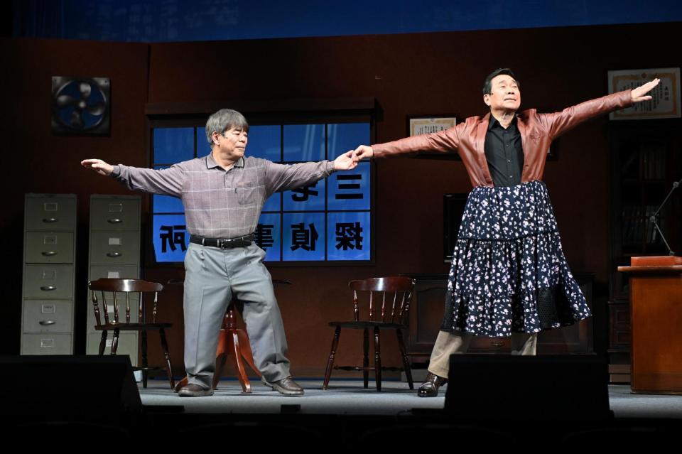 　コントライブで探偵事務所の所長役の三宅裕司（右）と熱演する探偵事務所の面接者役の小倉久寛（撮影・開出牧）