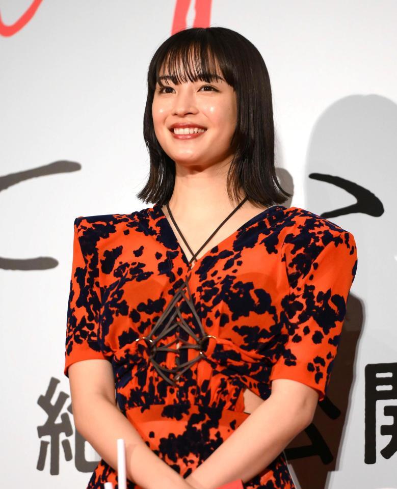 広瀬すず 赤色ドレスで大胆告白 16歳の時に「プロデューサーさんと大