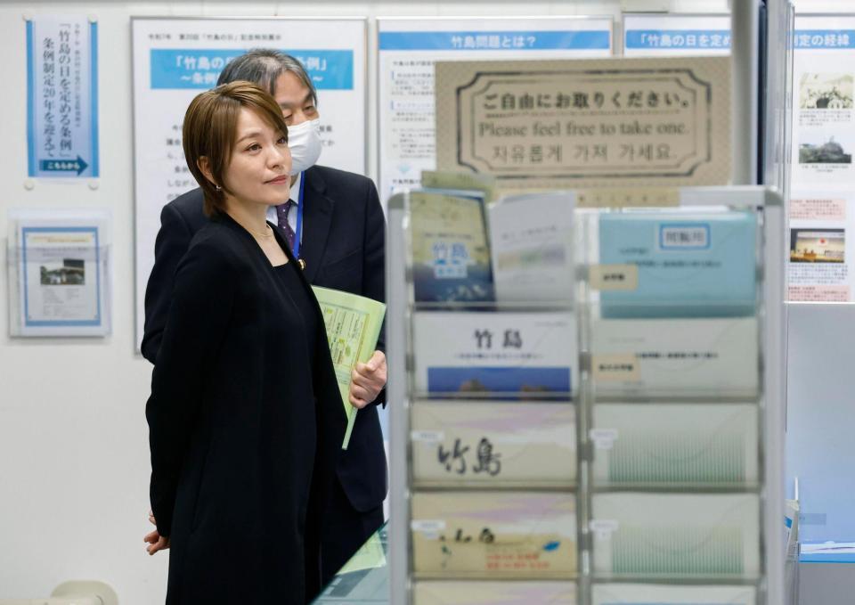 　島根県の竹島資料室を視察する今井絵理子内閣府政務官（手前）