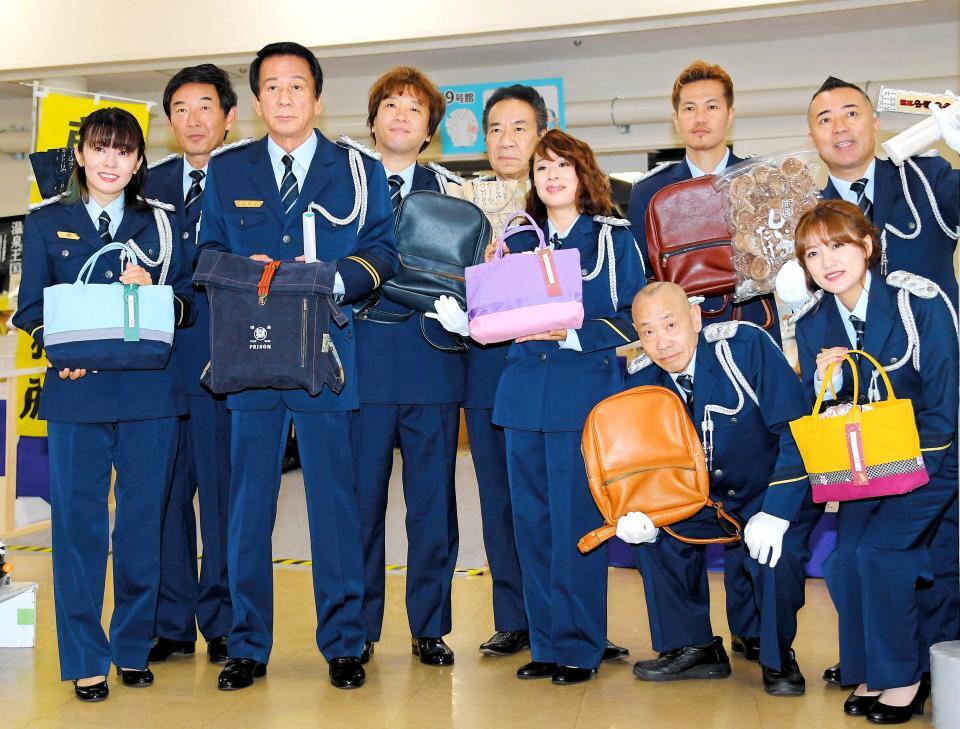 　全国矯正展の視察を行った桂才賀さん（前列左）＝１９年５月