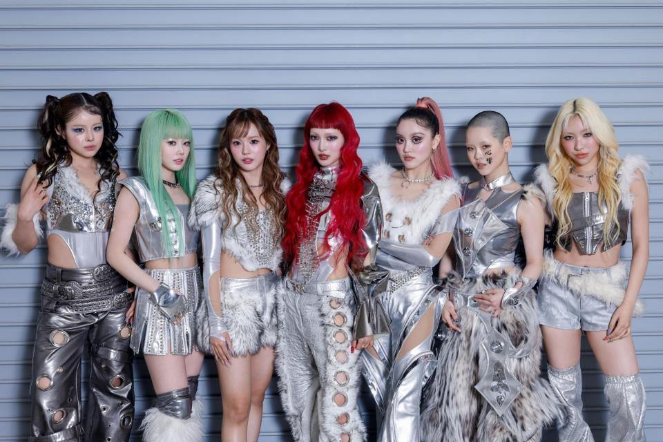 　本番前に気合を入れたＸＧ（左から）ＨＡＲＶＥＹ　ＨＩＮＡＴＡ　ＪＵＲＩＡ　ＪＵＲＩＮ　ＣＨＩＳＡ　ＣＯＣＯＮＡ　ＭＡＹＡ