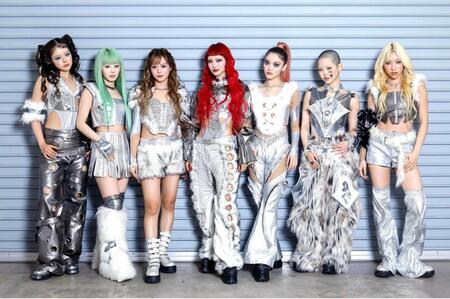 　本番前に気合を入れたＸＧ（左から）ＨＡＲＶＥＹ、ＨＩＮＡＴＡ、ＪＵＲＩＡ、ＪＵＲＩＮ、ＣＨＩＳＡ、ＣＯＣＯＮＡ、ＭＡＹＡ