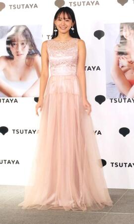 　華やかなドレス姿で登場した志田音々