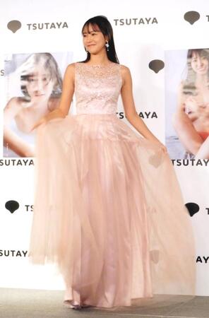 　華やかなドレスをアピールする志田音々