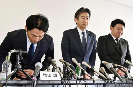 記者会見に臨む維新の兵庫県議（左から）増山誠氏、岸口実氏、白井孝明氏