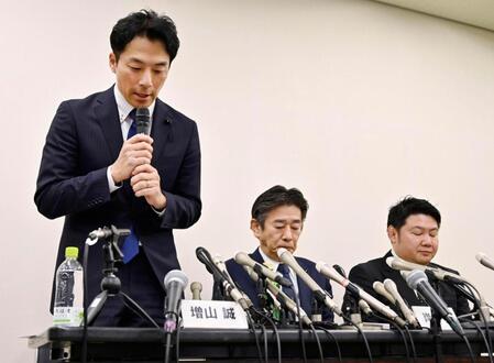 　記者会見で謝罪する維新の兵庫県議・増山誠氏（左）。中央は岸口実氏、右は白井孝明氏