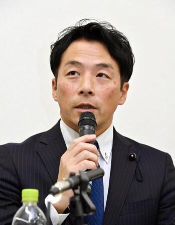 　記者会見する維新の兵庫県議・増山誠氏