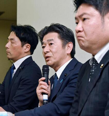 　記者会見する維新の兵庫県議・岸口実氏（中央）。左は増山誠氏、右は白井孝明氏