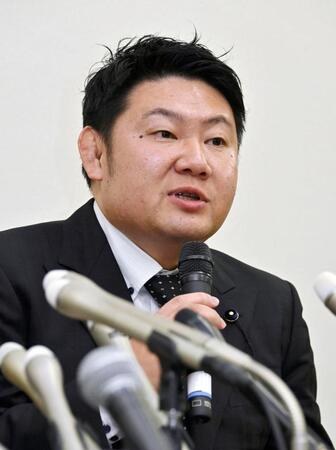 　記者会見する維新の兵庫県議・白井孝明氏