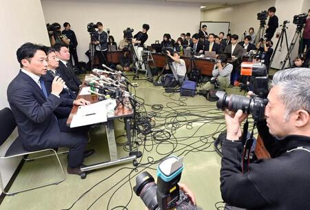 　記者会見する増山誠氏（左端）ら維新の兵庫県議たち