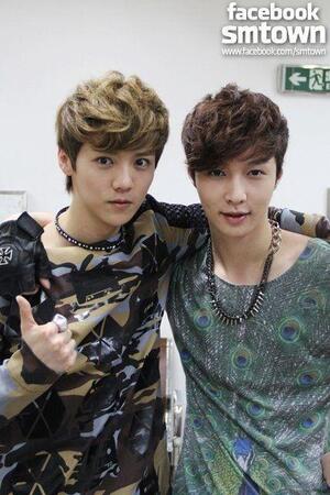 　ＳＭＴＯＷＮ公式フェイスブックより　ＥＸＯ（左から）ルハン、レイ