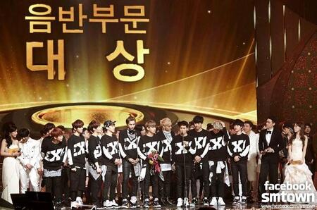 　ＳＭＴＯＷＮ公式フェイスブックより　ＥＸＯ（ルハンは左から２番目） 