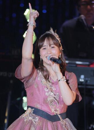 　熱唱する藤本美貴（撮影・棚橋慶太）