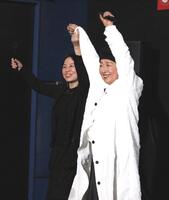 　観客にあいさつする宮本信子（右）と塚原あゆ子監督