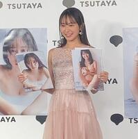 　同時発売した２冊の写真集を手に笑顔を見せる志田音々
