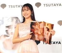 　「音色-ｖｉｖａｃｅ-」のお気に入りカットを指さしアピールする志田音々