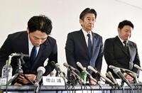 記者会見に臨む維新の兵庫県議（左から）増山誠氏、岸口実氏、白井孝明氏