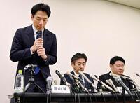 　記者会見で謝罪する維新の兵庫県議・増山誠氏（左）。中央は岸口実氏、右は白井孝明氏