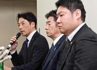 　記者会見する維新の兵庫県議（左から）増山誠氏、岸口実氏、白井孝明氏