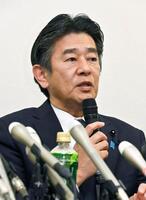 　記者会見する維新の兵庫県議・岸口実氏