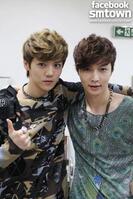 　ＳＭＴＯＷＮ公式フェイスブックより　ＥＸＯ（左から）ルハン、レイ