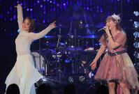 　藤本美貴（右）の歌唱に合わせ、ダンスを披露するシークレットゲストの大沢あかね（撮影・棚橋慶太）