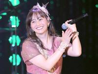 　笑顔で歌唱する藤本美貴（撮影・棚橋慶太）