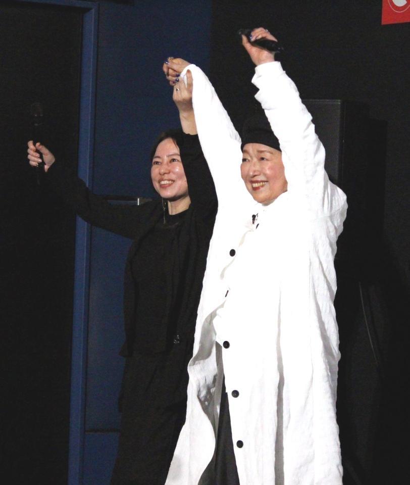 　観客にあいさつする宮本信子（右）と塚原あゆ子監督