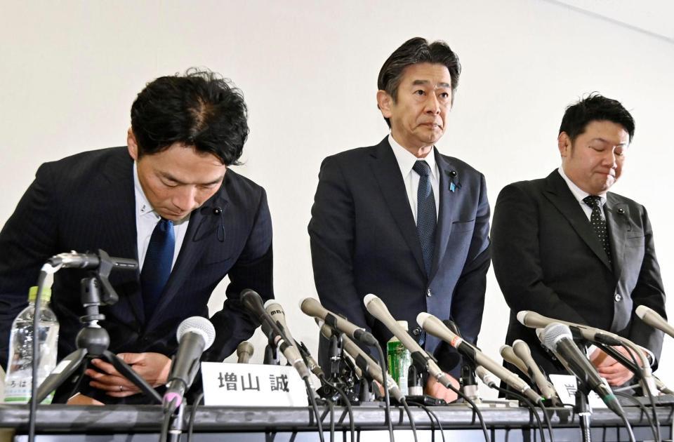 記者会見に臨む維新の兵庫県議（左から）増山誠氏、岸口実氏、白井孝明氏