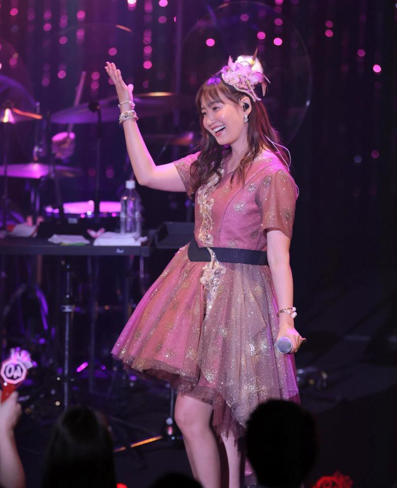 　笑顔でパフォーマンスする藤本美貴（撮影・棚橋慶太）