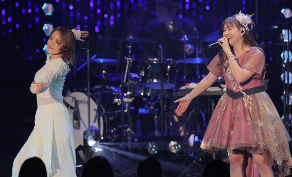 　藤本美貴（右）の歌唱に合わせ、ダンスを披露するシークレットゲストの大沢あかね（撮影・棚橋慶太）