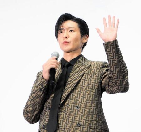 　舞台あいさつを行ったＳｎｏｗ　Ｍａｎ・目黒蓮