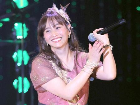 　笑顔で歌唱する藤本美貴（撮影・棚橋慶太）