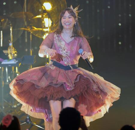 　声援に笑顔を見せる藤本美貴（撮影・棚橋慶太）