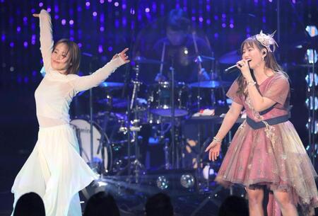 　藤本美貴（右）の歌唱に合わせて、ダンスを披露するシークレットゲストの大沢あかね（撮影・棚橋慶太）