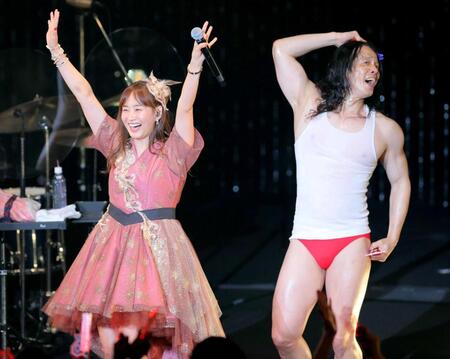 　夫の庄司智春（右）とステージを盛り上げる藤本美貴（撮影・棚橋慶太）