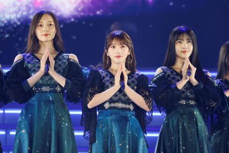 　パフォーマンスする（左から）乃木坂４６の梅澤美波、与田祐希、久保史緒里　ⓒ鈴木健太（ＫＥＮＴＡ　Ｉｎｃ．）