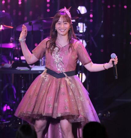 　笑顔でパフォーマンスする藤本美貴＝２３日