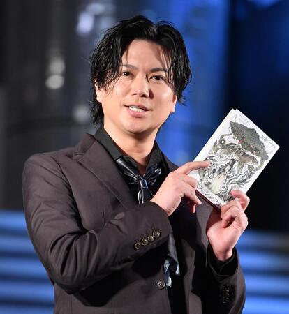 　自著を手に笑顔の加藤シゲアキ（撮影・開出牧）