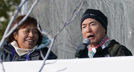 　あいさつする大平サブロー。左は福士加代子（撮影・高部洋祐）