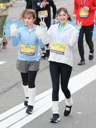 　スタートするゆうちゃみ（右）とゆいちゃみ（撮影・石井剣太郎）