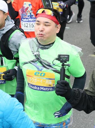 　スタートするミルクボーイ・内海崇（撮影・石井剣太郎）